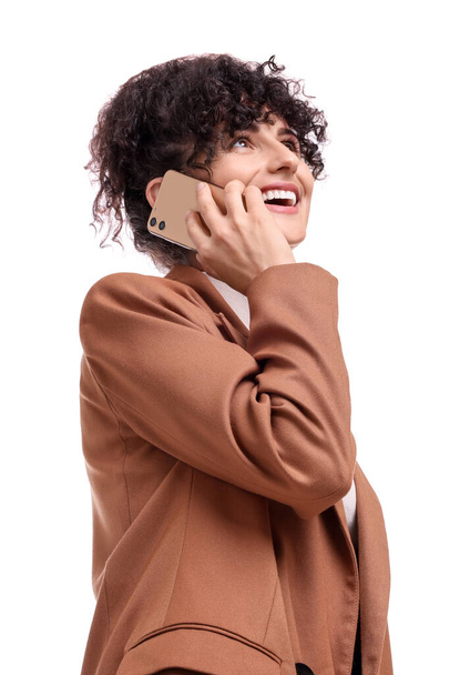 Schöne glückliche Geschäftsfrau spricht auf weißem Hintergrund, niedrigen Blickwinkel - Foto, Bild