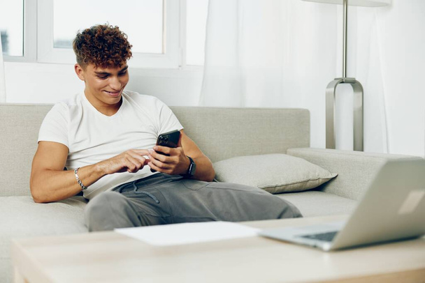 man bericht blogger sport houden sms-bericht laptop persoon gelukzalige selfies student huis cyberspace telefoon man - Foto, afbeelding