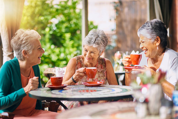 コーヒーショップ、面白いと高齢者の女性が話して、笑って、友人の再会、退職チャットや社会的グループを持っている。年金やカフェのための幸せな会話のレストラン、お茶や高齢者. - 写真・画像