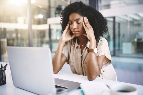 Jeder Job hat seine stressigen Momente. eine junge Geschäftsfrau blickt gestresst auf ihren Schreibtisch in einem modernen Büro - Foto, Bild