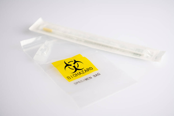Πλαστική σακούλα δειγμάτων βιολογικού κινδύνου σε λευκό φόντο - Φωτογραφία, εικόνα