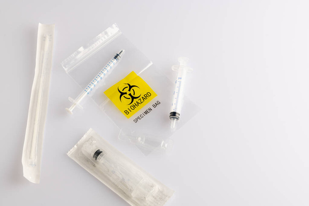 Πλαστική σακούλα δειγμάτων βιολογικού κινδύνου σε λευκό φόντο - Φωτογραφία, εικόνα