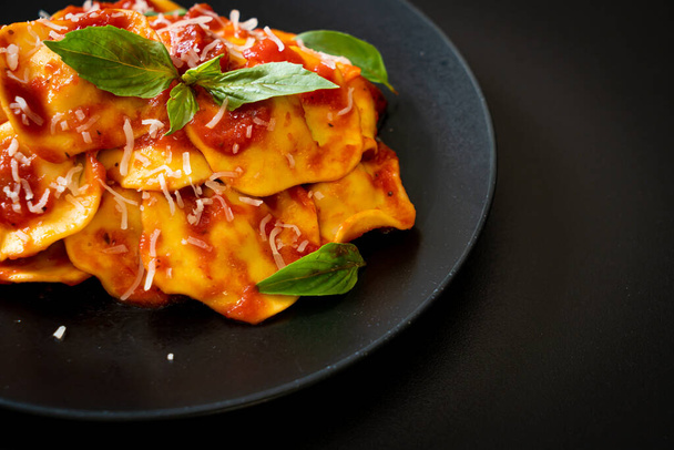 Ravioli with tomato sauce and basil - Italian food style - Foto, immagini