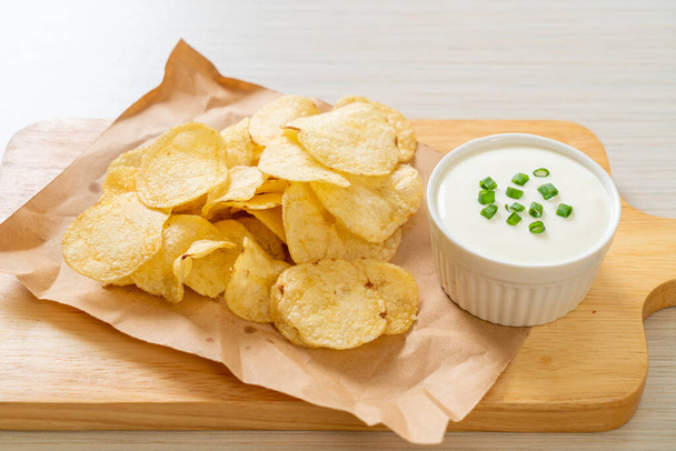 potato chips with sour cream dipping sauce - Fotoğraf, Görsel