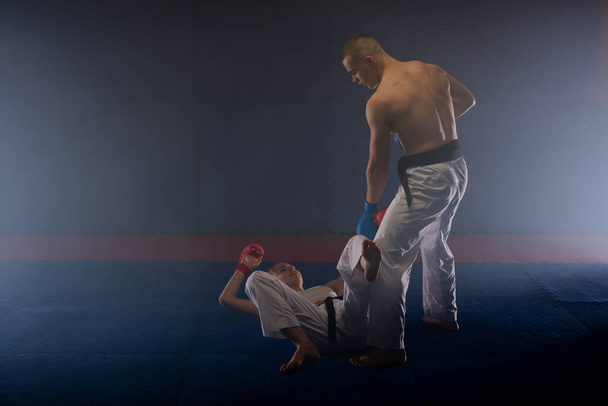 Karate muž bojuje se svou kolegyní z karate v karate studiu - Fotografie, Obrázek