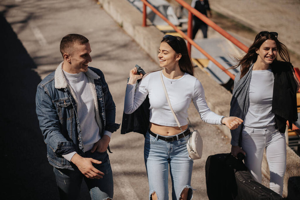 Közelkép három barát séta és nevetés és szórakozás a városban - Fotó, kép