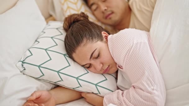 Hombre y mujer pareja acostados en la cama durmiendo en el dormitorio - Metraje, vídeo