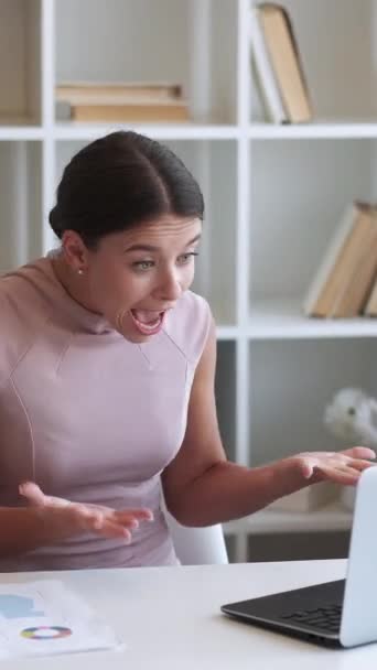Vertical video. Angry boss. Work conflict. Internet business call. Irritated business woman yelling at laptop gesticulating throwing papers at office. - Felvétel, videó