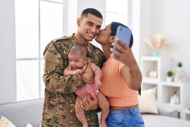 Latinalaisamerikkalainen perhe armeija sotilas, jolla on video soittaa kotona - Valokuva, kuva