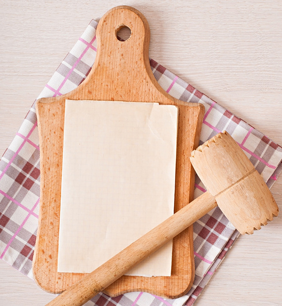 Παλιό χαρτί και ξύλινα σκεύη για την κουζίνα, χαρτί μενού - Φωτογραφία, εικόνα