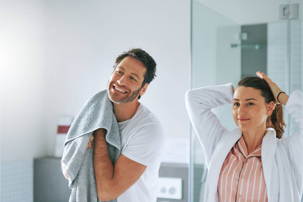 Were ready to take on this day. a couple getting ready together in the bathroom at home - Foto, Bild
