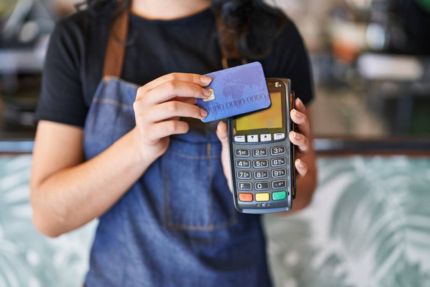 Νεαρή Κινέζα σερβιτόρα χρησιμοποιώντας πιστωτική κάρτα και τηλέφωνο δεδομένων στο εστιατόριο - Φωτογραφία, εικόνα