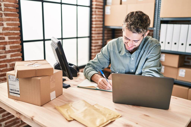 Joven hombre comercio electrónico trabajador de negocios utilizando la escritura portátil en el cuaderno en la oficina - Foto, Imagen