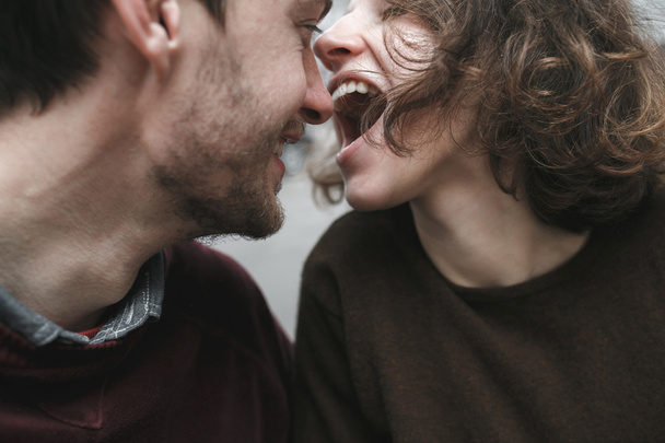 Vintage couple câlins et rire
 - Photo, image