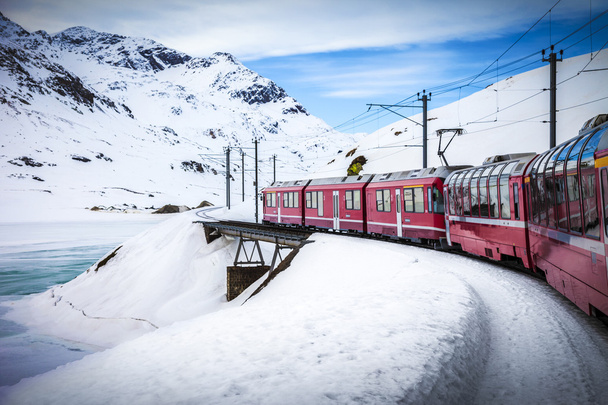 Bernina Express, ferrovia entre Itália e Suíça
 - Foto, Imagem
