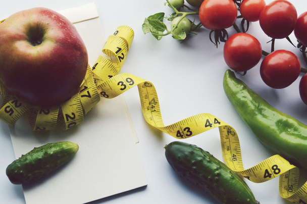 Овощи и фрукты для потери веса, измерительная лента, диета, потеря веса, измерительная лента, здоровое питание, здоровый образ жизни concept.Notepad, дневник, баклажаны, Apple, груша
 - Фото, изображение