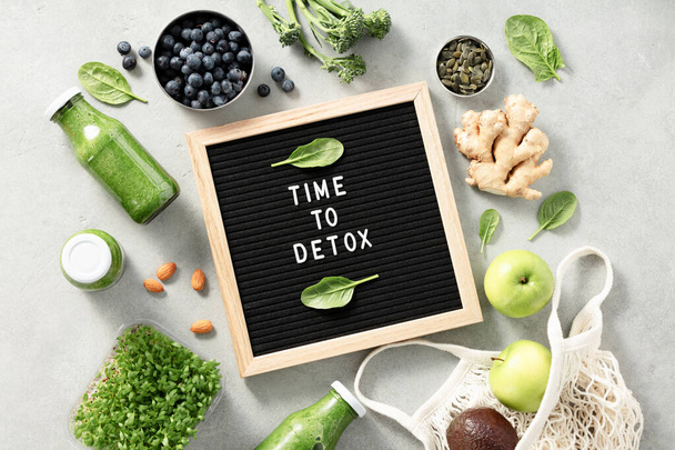 Time to detox letter board quote flat lay. Green smoothie and Healthy ingredients. Healthy eating concept - Foto, Bild