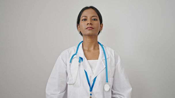 Африканская американка врач стоя с серьезным выражением на изолированном белом фоне - Фото, изображение