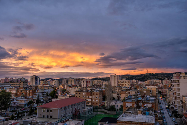 Όμορφο ηλιοβασίλεμα πάνω από την Αλβανική πόλη Βλόρε - Φωτογραφία, εικόνα