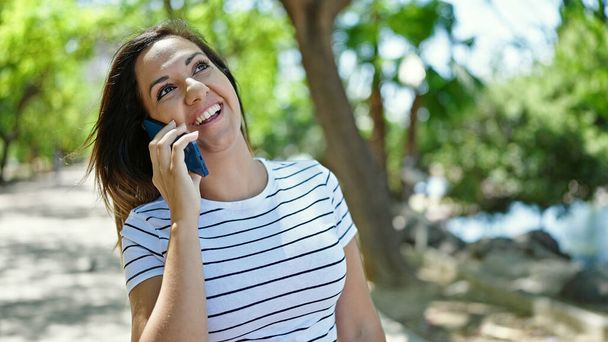 Blízkovýchodní žena mluví po telefonu v parku - Fotografie, Obrázek