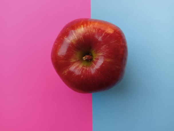 Healthy fresh apple on colourful background  - Foto, afbeelding