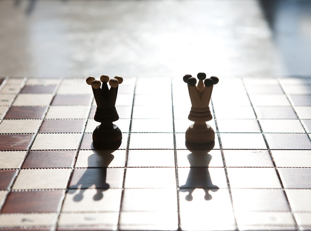 Крупний план двох королівських шахових фігур
 - Фото, зображення