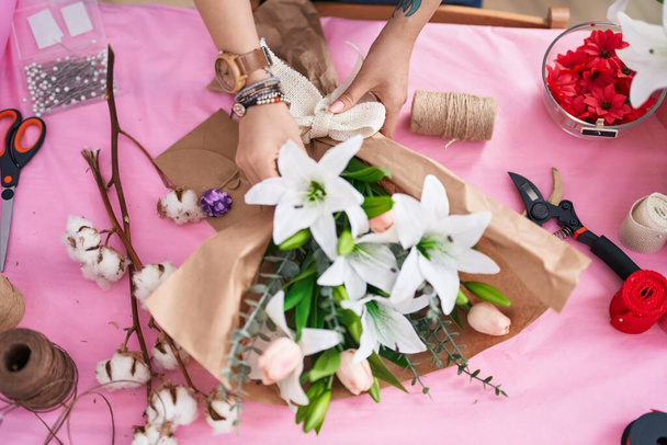 Floristería mujer china hacer ramo de flores en floristería - Foto, imagen