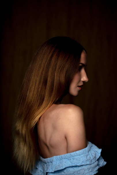 Studio güzel bir genç kadının portresi - Fotoğraf, Görsel