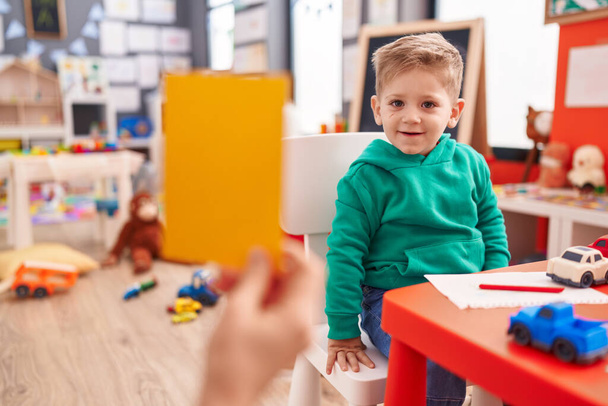 Schattige blanke jongen met vocabulaire les op de kleuterschool - Foto, afbeelding
