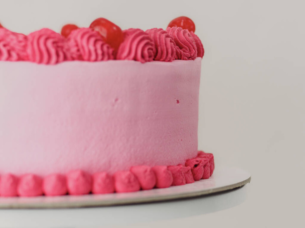 Pink fosco gelo elegante bolo com letras engraçadas topper. Bolo de comemoração. Humor no conceito de comida. Seja forte seja ruim. - Foto, Imagem
