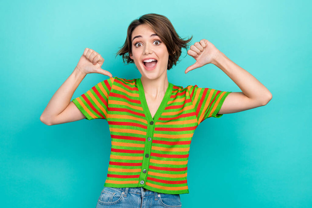 Fotografie funky hezká žena oblečená pruhované tričko ukazující palce sama izolované tyrkysové barvy pozadí. - Fotografie, Obrázek