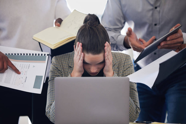 Laptop, ból głowy i wielozadaniowość z kobietą biznesu i wymagającymi kolegami pracującymi w biurze. Stres, niepokój i presja w terminie z przytłoczonym pracownikiem w pracy na komputerze. - Zdjęcie, obraz