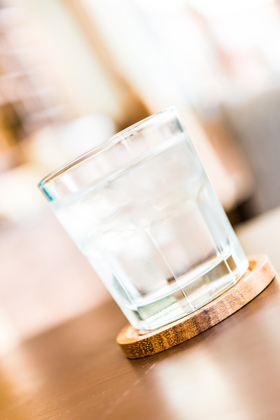 Vidro de água na mesa de madeira
 - Foto, Imagem