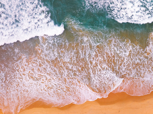 Meeresoberfläche Luftbild, Vogelperspektive Foto von krachenden Wellen sandige Küste, Meerwasser Oberflächentextur, Meereshintergrund, Schöne Natur Meereslandschaft, Erstaunliche Ansicht von oben Strand Hintergrund - Foto, Bild