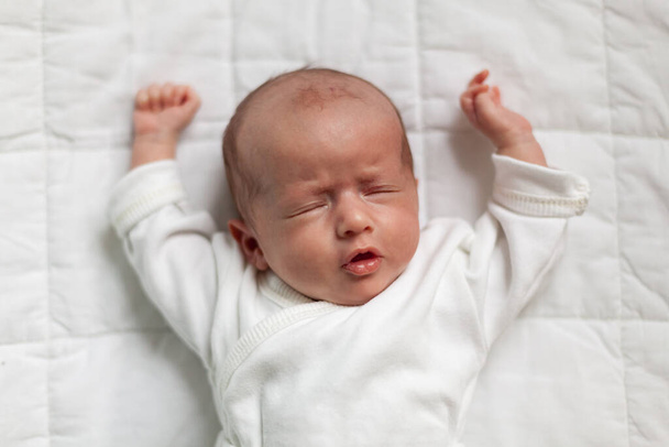 roztomilý novorozené dítě spát v posteli - Fotografie, Obrázek