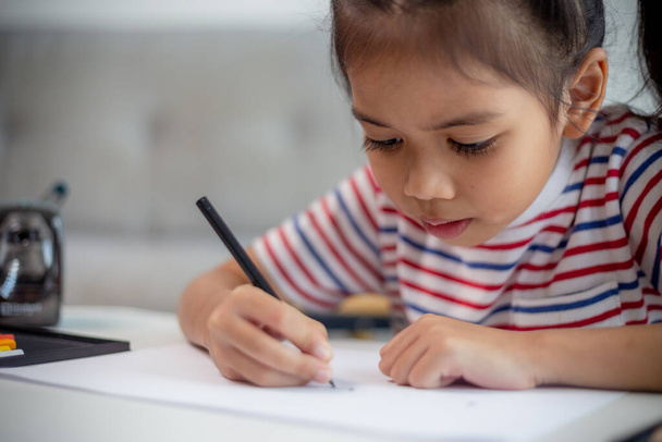 Азиатские дети возвращаются в школу делать домашнее задание, чтобы выучить новые идеи думать. Концепция образования. - Фото, изображение