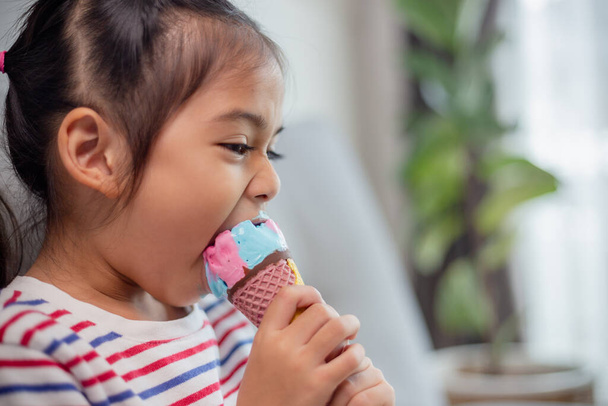 Cute Toddler Girl Eating Ice-Cream - Zdjęcie, obraz