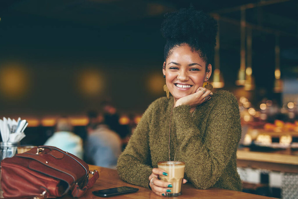 Kawa jest najważniejszym posiłkiem dnia. Portret atrakcyjnej młodej kobiety pijącej kawę w kawiarni - Zdjęcie, obraz