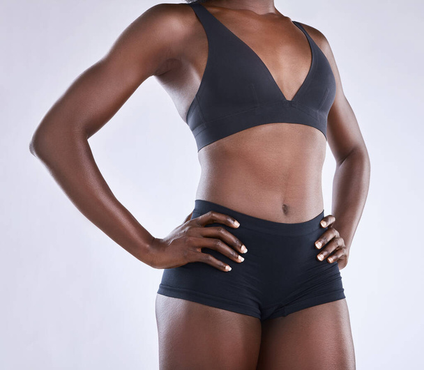 Test, gyomor és egészség fekete nő stúdióban táplálkozás, fogyás és diéta. Fitness, wellness és hasizom közelkép női modell fehér háttér az önellátás és a ragyogás. - Fotó, kép
