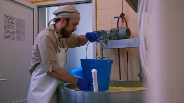 Käsemacher gießt Frischkäse in Formen, die Brie-Käse-Craft-Käse-Produktion machen - Filmmaterial, Video
