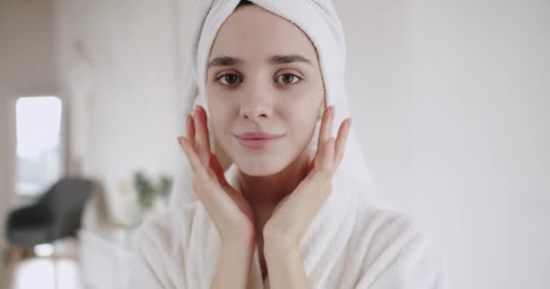 Nő tökéletes egészséges bőr megható arc kezek élvezi sima természetes arcbőr anti öregedés bőrápoló készül otthon szépség koncepció. Egészséges száraz bőrápolás szépség koncepció. - Felvétel, videó