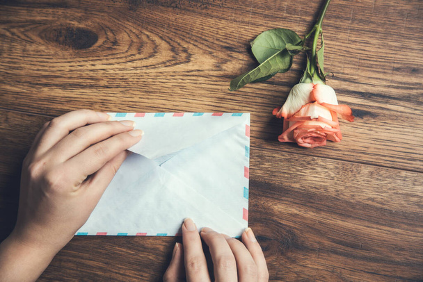 woman hand  letter and roses on table - Фото, зображення