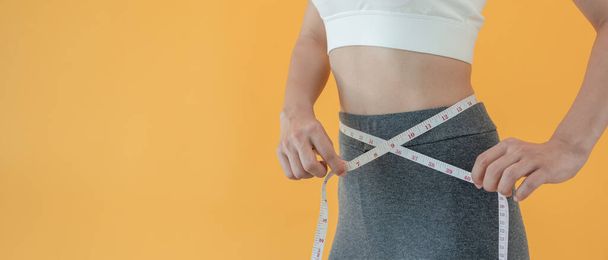 Diéta és fogyókúra. Szépség vékony női test használ szalag intézkedés. Nő edzőruhában eléri fogyás cél az egészséges élet, őrült a vékonyság, vékony derék, táplálkozási szakértő. - Fotó, kép