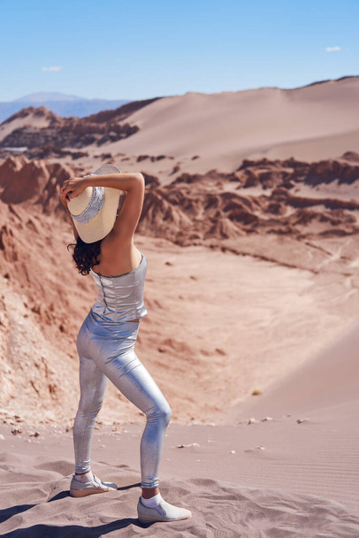 Rückseite Schönheitsporträt Frau posiert im Tal des Mondes in San Pedro de Atacama - Foto, Bild