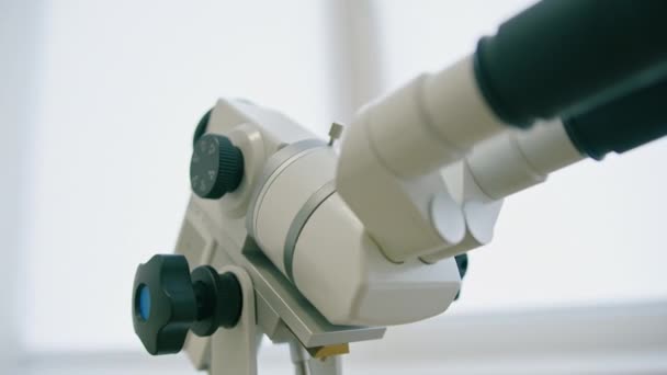 Bureau de gynécologie dans une clinique avec colposcope moderne et instruments médicaux Concept de gynécologie obstétrique - Séquence, vidéo