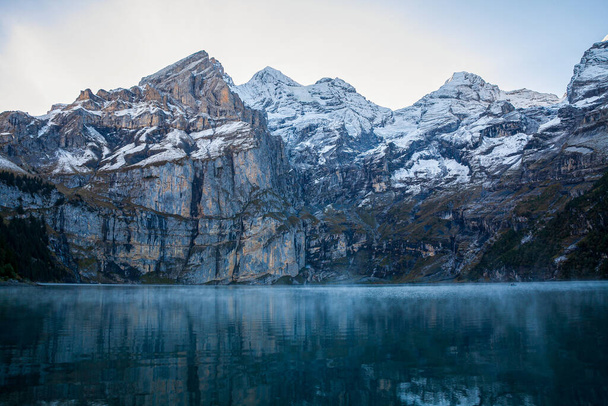 Krásný výhled na jezero Oeschinensee a hory v Alpách, Švýcarsko - Fotografie, Obrázek