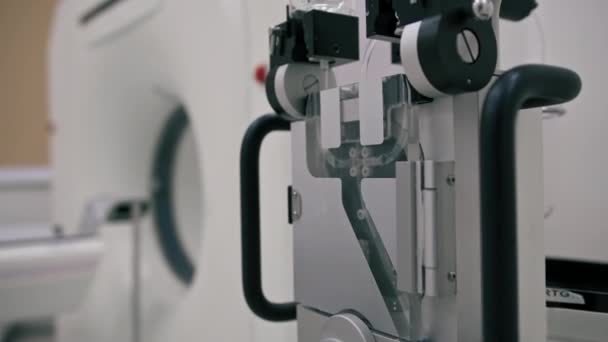 Apparecchiature di tomografia computerizzata medica in dispositivo di ricerca clinica per l'iniezione di contrasto fluido medicina concetto di salute - Filmati, video