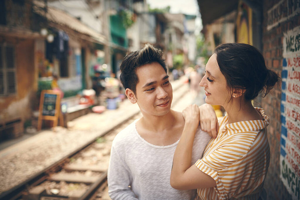 La ragazza piu 'carina del quartiere. una giovane coppia che condivide un momento romantico nella città del Vietnam - Foto, immagini