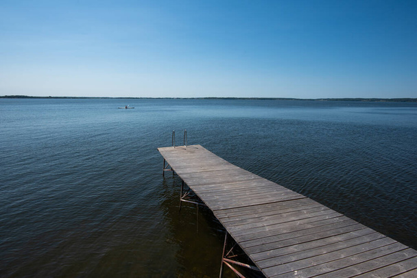 Soleadas vistas de verano del lago Roxen desde Ekngen (Linkping) - Foto, imagen
