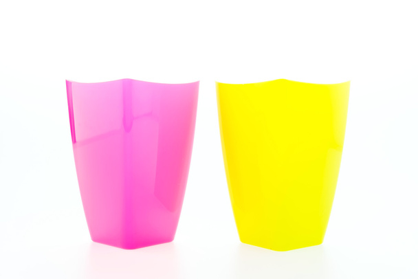 Kleurrijke kunststofglas geïsoleerd op wit - Foto, afbeelding